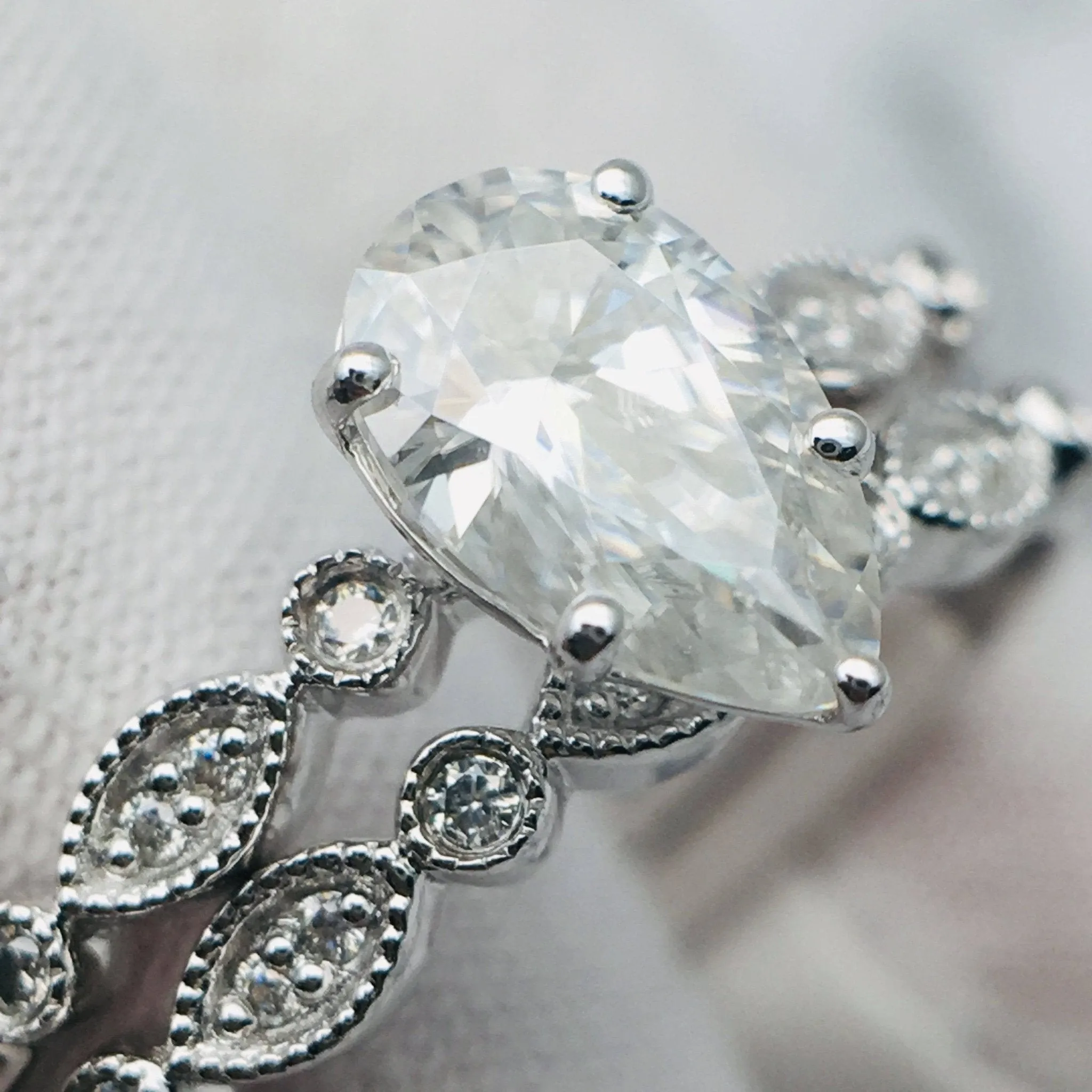 18k Pear Cut Diamond Vintage Design Engagement Ring