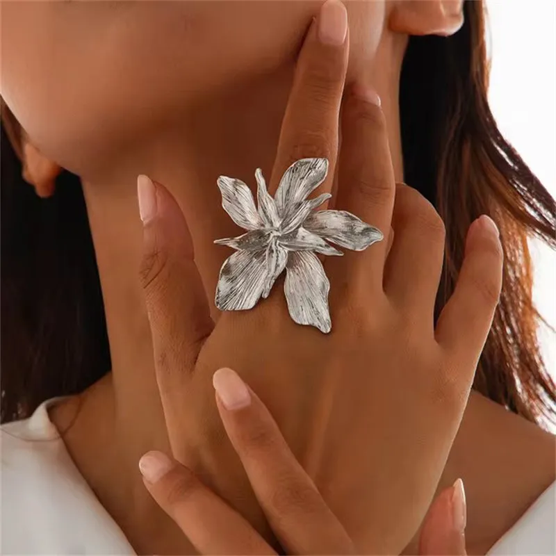 Ladies Elegant Flower Shaped Luxury Rings
