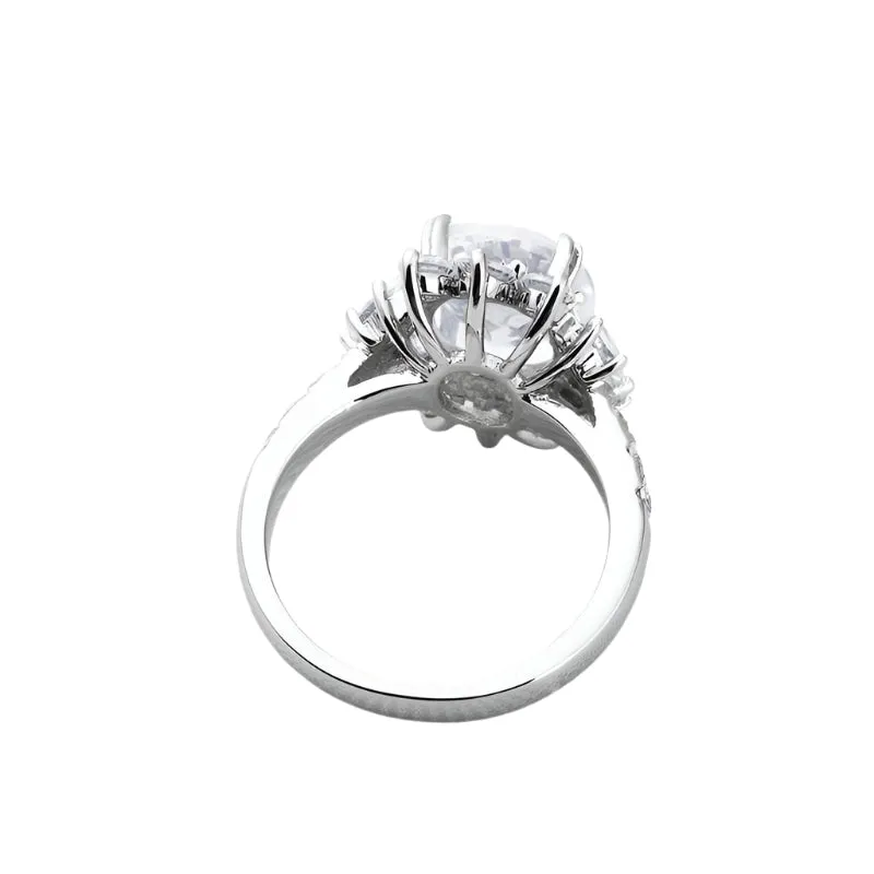Luxury Flower Oval-Cut Diamond Engagement Halo Ring