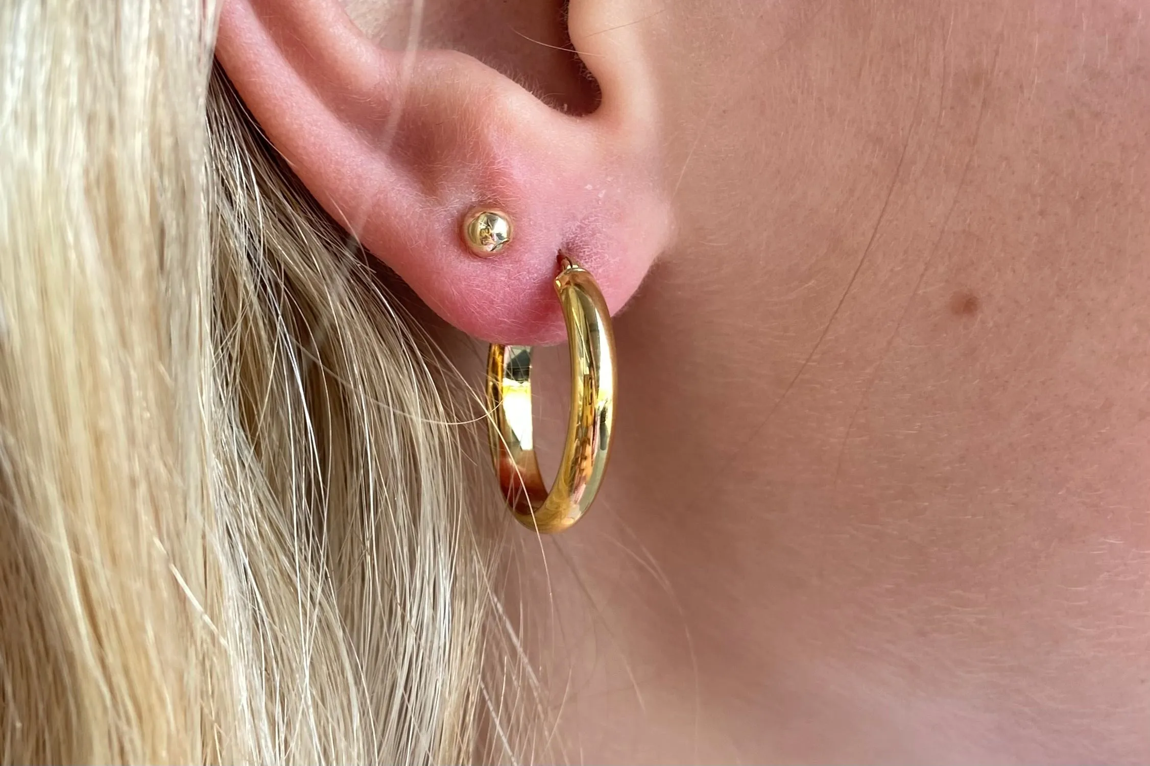 Medium Oval Yellow Gold Hoop Earrings