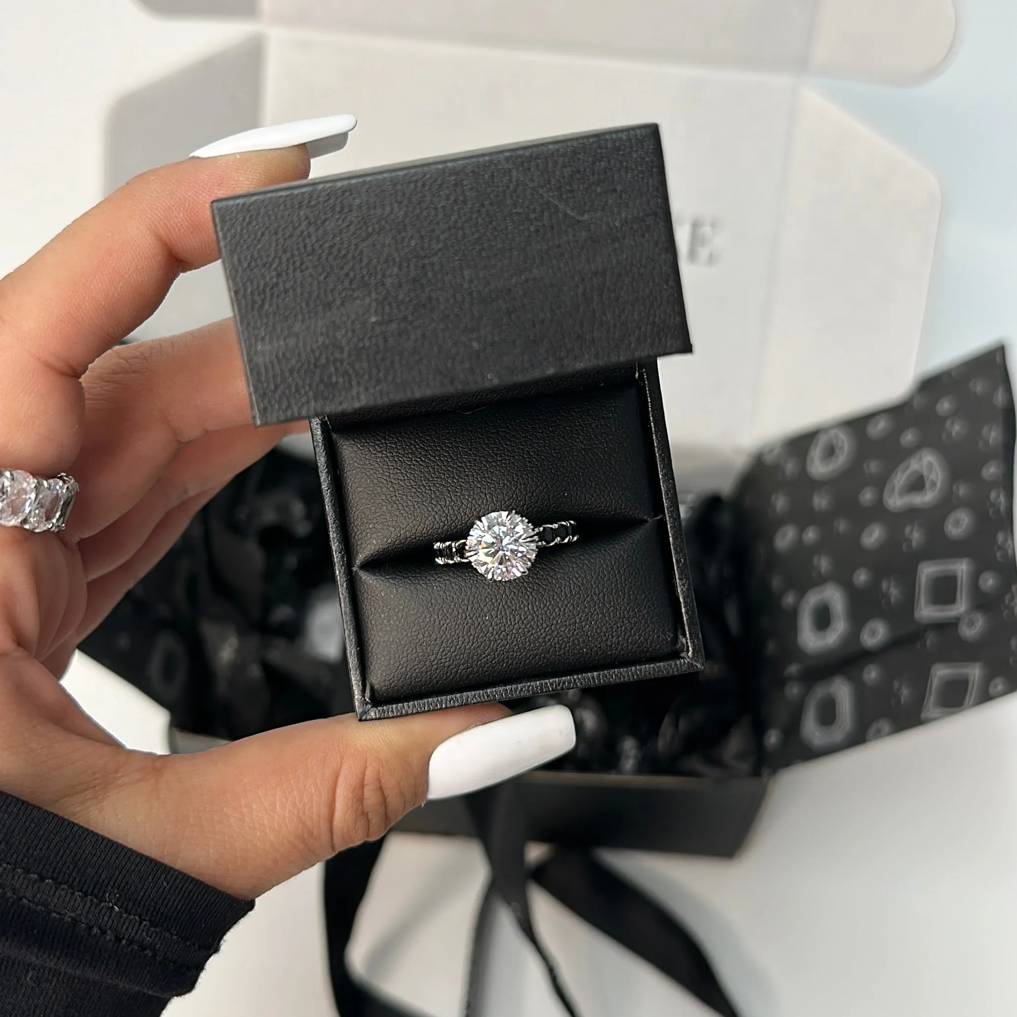 PAIGE WHITE   BLACK RING
