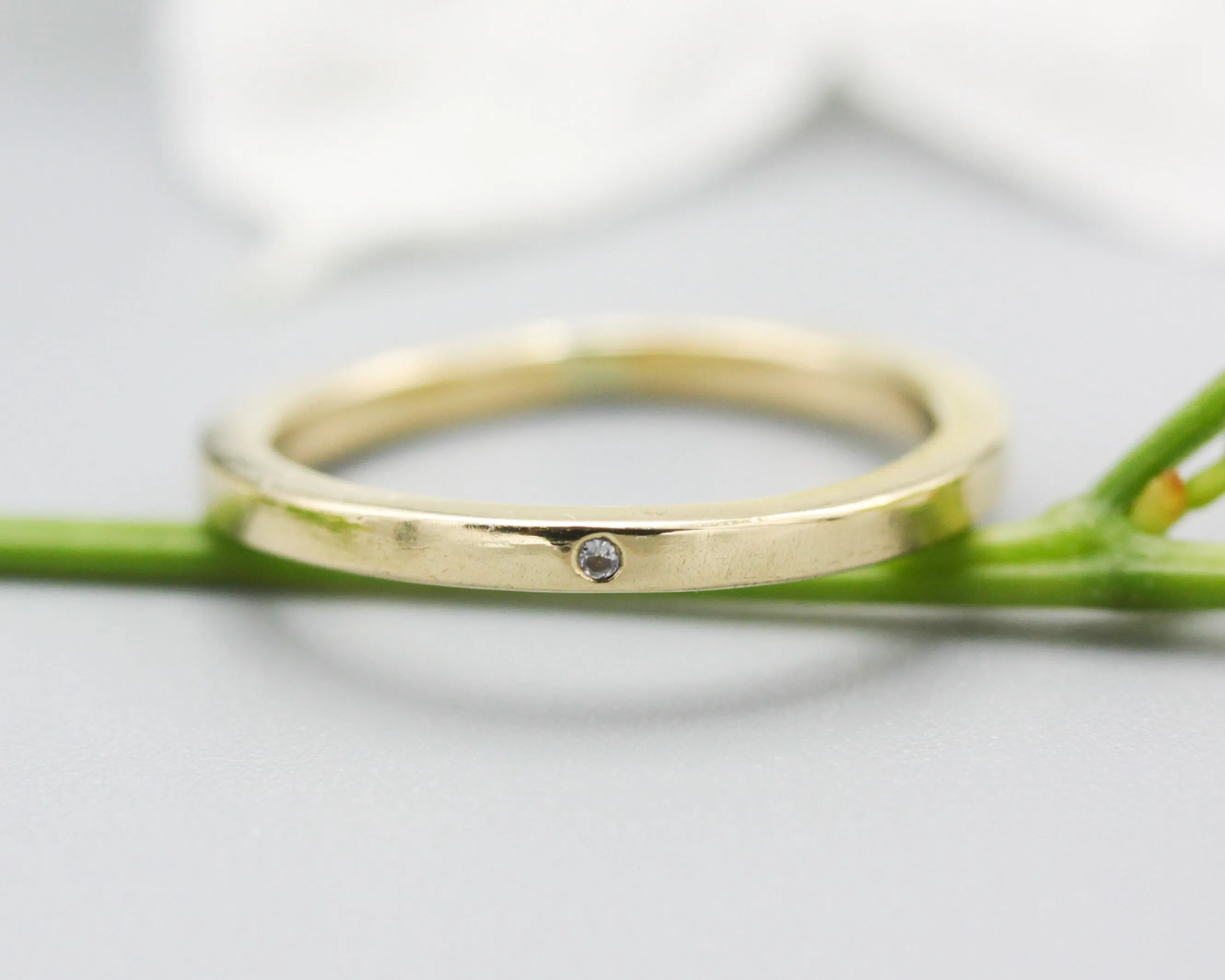 Simple wedding band 1.8 mm rectangle 18k gold ring with 1 mm diamond