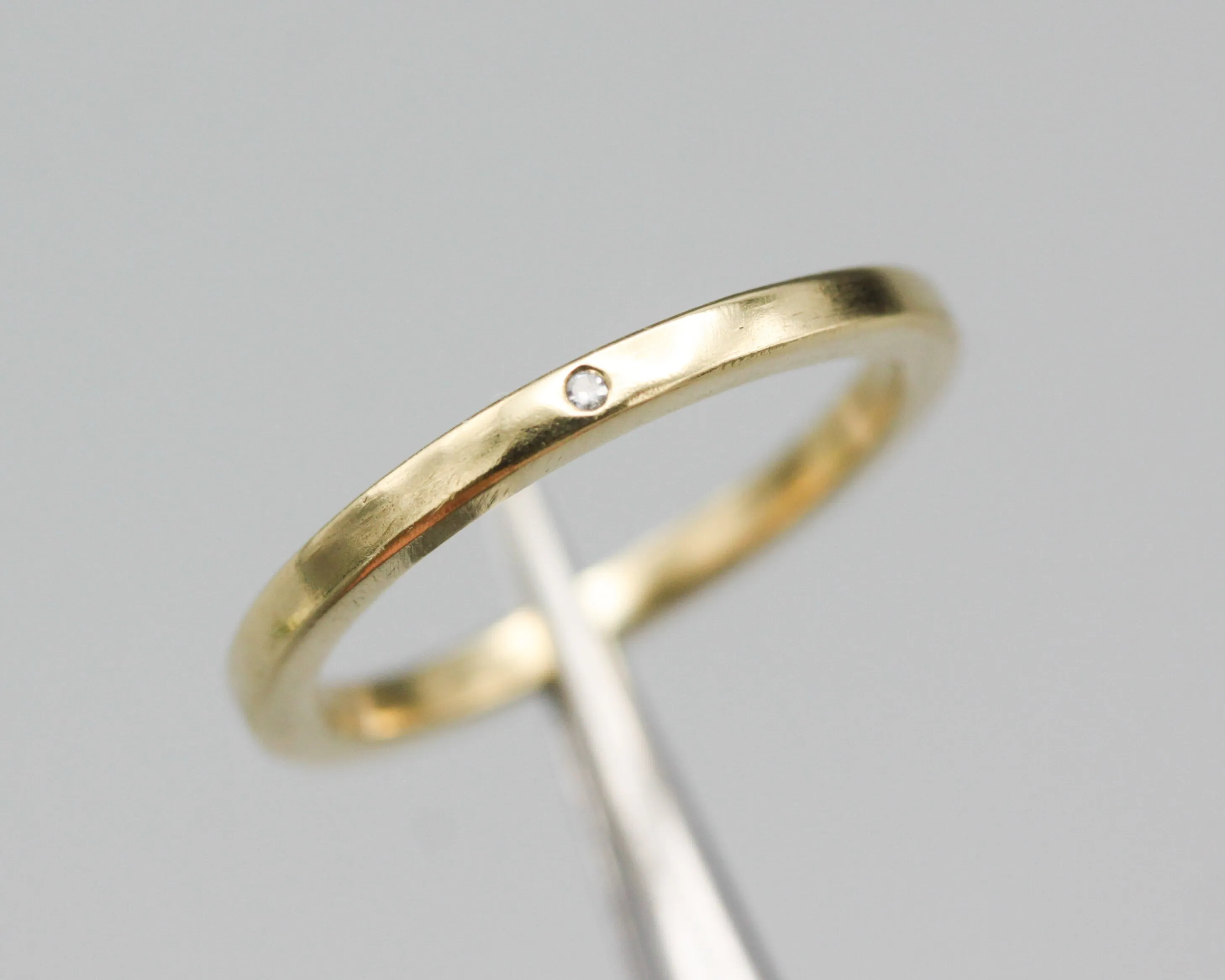 Simple wedding band 1.8 mm rectangle 18k gold ring with 1 mm diamond